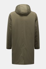 Rückansicht des 04651/ A trip in a bag Parka 'The Coat' oliv, sportlich-lege, Regular Fit, mit Kapuze, Rückenmittelschlitz aus hochwertiger Microfaser.