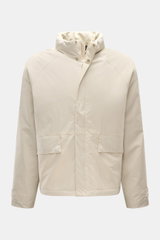 Frontale Nahaufnahme der sandfarbenen 04651/ A trip in a bag Jacke sand mit hochwertiger Microfaser, glattem Griff, leichter Wattierung, wind- und wasserabweisend, Regular Fit, Reißverschluss, versteckter Kapuze im Kragen, Raglanärmeln, Hüfttaschen mit Pa