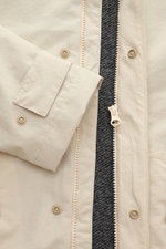 Nahaufnahme der 04651/ A trip in a bag Jacke sand aus hochwertiger Microfaser mit glattem Griff, Reißverschluss, Druckknopf am Ärmel und Woll-Mix Innenfutter.