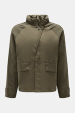 Frontale Aufnahme der 04651/ A trip in a bag Jacke oliv aus hochwertiger Microfaser mit glattem Griff, leichter Wattierung, wind- und wasserabweisend, Regular Fit, Reißverschluss, versteckter Kapuze, Raglanärmeln, Hüfttaschen, Druckknopfriegeln, Woll-Mix 
