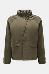 Frontale Aufnahme der 04651/ A trip in a bag Jacke oliv aus hochwertiger Microfaser mit glattem Griff, leichter Wattierung, wind- und wasserabweisend, Regular Fit, Reißverschluss, versteckter Kapuze, Raglanärmeln, Hüfttaschen, Druckknopfriegeln, Woll-Mix 