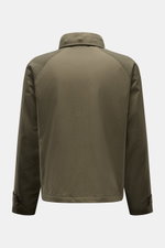 Rückansicht der 04651/ A trip in a bag Jacke oliv aus hochwertiger Microfaser, glattem Griff, mit leichter Wattierung, Regular Fit, Raglanärmel, Reißverschluss, versteckter Kapuze, Hüfttaschen, Woll-Mix Innenfutter, Innentasche, Druckknopfärmeln, wind- un