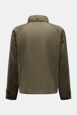 Rückansicht der 04651/ A trip in a bag Jacke oliv aus hochwertiger Microfaser, glattem Griff, mit leichter Wattierung, Regular Fit, Raglanärmel, Reißverschluss, versteckter Kapuze, Hüfttaschen, Woll-Mix Innenfutter, Innentasche, Druckknopfärmeln, wind- un