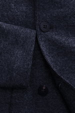 Nahaufnahme aus frontaler Perspektive der 04651/ A trip in a bag Cabanjacke dunkelgrau meliert mit Mix aus Wolle und Microfaser, leicht strukturierter Griff, Slim Fit, zweireihiger Drei-Knopf-Leiste, variablem Reverskragen, schrägen Leistentaschen, glatte
