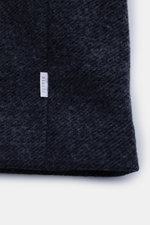 Nahaufnahme der strukturierten Oberfläche der 04651/ A trip in a bag Cabanjacke dunkelgrau meliert, Mix aus Wolle und Microfaser, Slim Fit, glatter Futterstoff, Detailansicht.