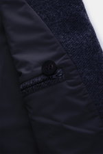 Nahaufnahme der Innenseite der 04651/ A trip in a bag Cabanjacke dunkelgrau meliert, Mix aus Wolle und Microfaser, glatter Futterstoff, Innentasche, leichte Struktur, fotografiert aus schräger Perspektive.