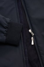 Mandelli Blouson navy, Detailaufnahme von Ärmel mit Rippbündchen, verdecktem Zwei-Wege-Reißverschluss, leichter Wattierung, Baumwoll-Jersey-Futter.