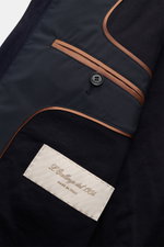 Nahaufnahme des Innenfutters vom Mandelli Blouson navy mit Baumwoll-Jersey, Innentasche mit Knopf und brauner Paspelierung.