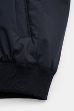 Nahaufnahme des Ärmelabschlusses vom Mandelli Blouson navy, glatter Microfaserstoff, leichte Wattierung, komfortables Rippbündchen.