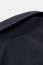 Mandelli Blouson navy von oben fotografiert, Microfaser, glatter Griff, leichte Wattierung, Umlegekragen mit Stickerei innen.