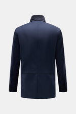 Back view of the Mandelli Jacke navy, a slim fit jacket crafted from pure new wool with a smooth texture, featuring a stand-up collar, buttoned cuffs, two-way zipper, wind flap with buttons, half lining, and two inner pockets. Zeitlose Raffinesse für die 
