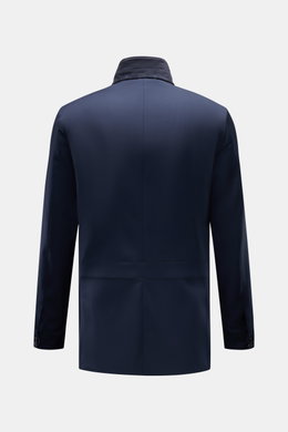 Back view of the Mandelli Jacke navy, a slim fit jacket crafted from pure new wool with a smooth texture, featuring a stand-up collar, buttoned cuffs, two-way zipper, wind flap with buttons, half lining, and two inner pockets. Zeitlose Raffinesse für die 