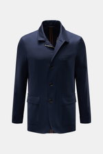Front view of the Mandelli Jacke navy, a slim fit jacket in pure virgin wool with smooth texture, two-way zipper, buttoned wind flap, stand-up collar, buttoned sleeve cuffs, half-lined, and two inner pockets. Zeitlose Raffinesse für die Übergangszeit: Die