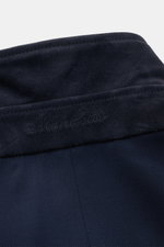 Close-up front view of the collar of the Mandelli Jacke navy, showcasing pure wool fabric and elegant stitching. Zeitlose Raffinesse für die Übergangszeit: Die Jacke von MANDELLI interpretiert das klassische Sakko-Design mit luxuriöser Leichtigkeit – ein 