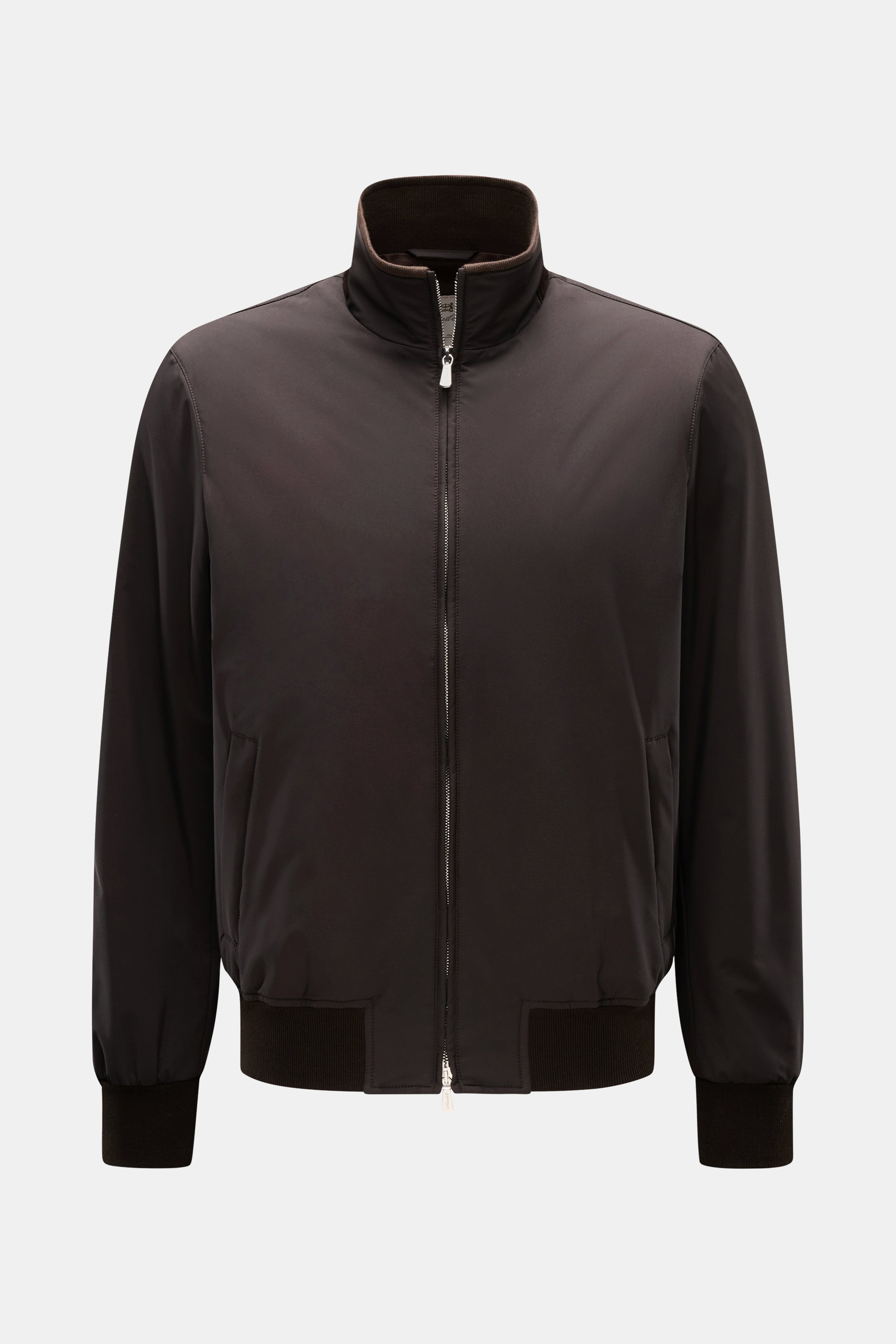 Mandelli Blouson dunkelbraun, frontal fotografiert, Slim Fit aus hochwertiger Microfaser mit Ziegenveloursleder-Besatz, Two-Way-Reißverschluss, Stehkragen, Leistentaschen, Rippbündchen, weichem Futter und zwei Innentaschen.