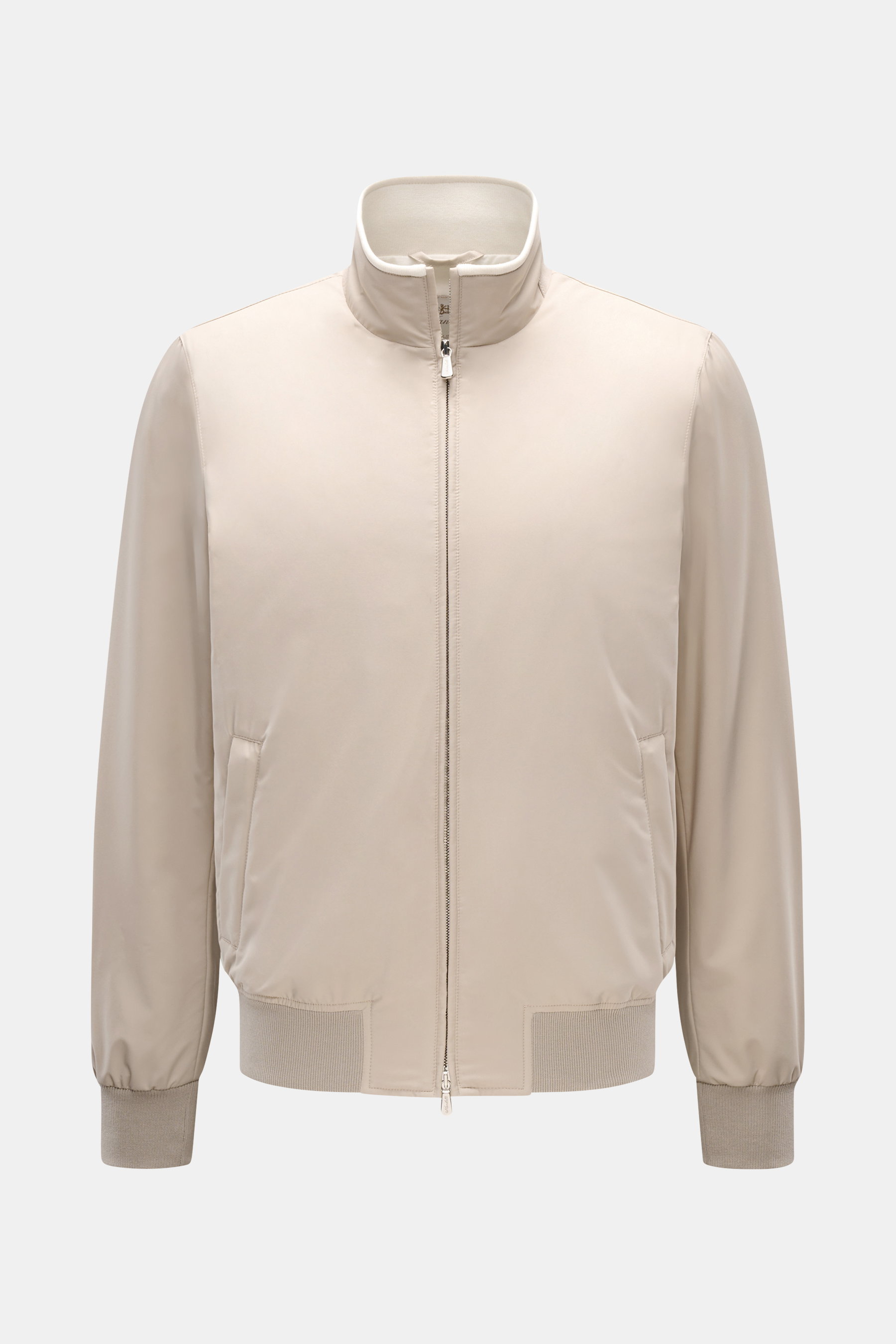 Mandelli Blouson beige, frontal fotografiert, Slim Fit Blouson mit hochwertiger Microfaser, Ziegenveloursleder-Besatz, Stehkragen, Reißverschluss, Leistentaschen, Rippbündchen, zwei Innentaschen, geschmeidigem Futter – Luxus und Komfort.