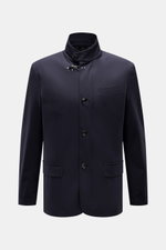 Fay Jacke 'Duty Jacket' navy, frontale Ansicht, Slim Fit Microfaser mit Stehkragen, Karabinerverschluss, Brust- und Hüfttaschen, halb gefüttert.