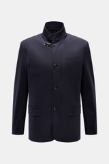 Fay Jacke 'Duty Jacket' navy, frontale Ansicht, Slim Fit Microfaser mit Stehkragen, Karabinerverschluss, Brust- und Hüfttaschen, halb gefüttert.