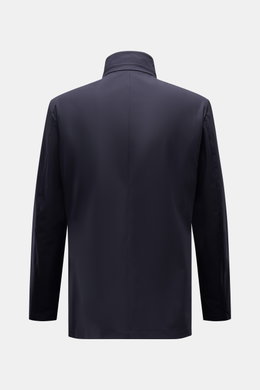 Fay Jacke 'Duty Jacket' navy, Rückansicht, Slim Fit, leichter Microfaserstoff, Stehkragen, zwei-Wege-Reißverschluss, Karabinerverschluss, halb gefüttert.