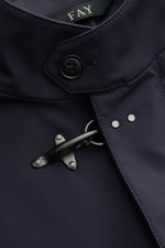 Nahaufnahme der Fay Jacke 'Duty Jacket' navy aus glattem Microfaser-Gewebe, Detail von Stehkragen mit Knopf und markantem Karabinerverschluss.
