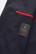 Innenansicht der Fay Jacke 'Duty Jacket' navy mit hochwertigem Microfaser-Gewebe, rotem Reißverschluss und labeltypischem Karabinerverschluss.