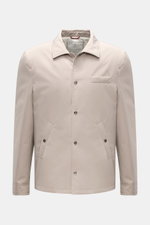 Brunello Cucinelli Jacke sand, frontale Aufnahme, Regular Fit, wind- und wasserabweisend, Druckknopfleiste, Umlegekragen, Brust- und Hüfttaschen.