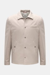 Brunello Cucinelli Jacke sand, frontale Aufnahme, Regular Fit, wind- und wasserabweisend, Druckknopfleiste, Umlegekragen, Brust- und Hüfttaschen.