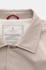 Brunello Cucinelli Jacke sand, Nahaufnahme von Umlegekragen und Knopf, hochwertige Microfaser mit weichem Griff, Innenetikett sichtbar.