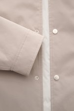 Brunello Cucinelli Jacke sand, Detailaufnahme der Ärmel- und Druckknopfleiste, Microfaser, weicher Griff, wind- und wasserabweisend.