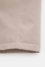 Brunello Cucinelli Jacke sand, Detailfoto der unteren Saumkante mit hochwertiger Microfaser, weicher glatter Griff, wattiert, wind- und wasserabweisend.