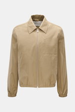 Frontale Ansicht des Ami Paris Blouson taupe aus reiner Baumwolle mit Umlegekragen, Zwei-Wege-Reißverschluss, Logo-Stitching, schräge Leistentaschen, elastischen Saum- und Ärmelbündchen im Slim Fit.