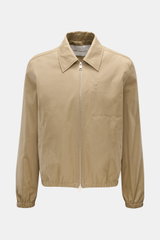 Frontale Ansicht des Ami Paris Blouson taupe aus reiner Baumwolle mit Umlegekragen, Zwei-Wege-Reißverschluss, Logo-Stitching, schräge Leistentaschen, elastischen Saum- und Ärmelbündchen im Slim Fit.