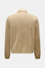 Rückansicht des Ami Paris Blouson taupe aus reiner Baumwolle mit Umlegekragen, elastischem Saum, Ärmelbündchen, Slim Fit und hohem Tragekomfort.