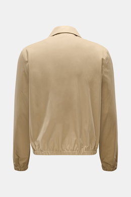 Rückansicht des Ami Paris Blouson taupe aus reiner Baumwolle mit Umlegekragen, elastischem Saum, Ärmelbündchen, Slim Fit und hohem Tragekomfort.