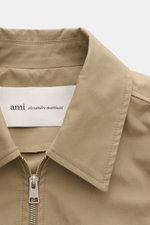 Ami Paris Blouson taupe, Detailaufnahme von oben, Umlegekragen, Zwei-Wege-Reißverschluss, reine Baumwolle, Slim Fit, weicher Griff.