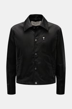Frontale Aufnahme der Ami Paris Jacke schwarz aus hochwertiger Microfaser, Regular Fit, mit Druckknopfleiste, Umlegekragen, Logo, Fronttaschen und Knopfärmeln.