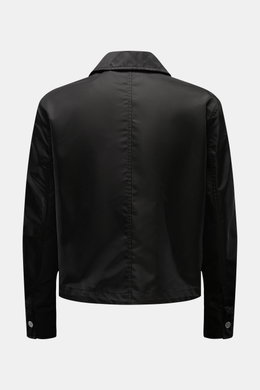 Rückansicht der Ami Paris Jacke schwarz aus hochwertiger Microfaser, Regular Fit mit Umlegekragen, Knopfärmeln und regulierbarem Saum.