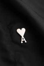Alt-Tag (124 Zeichen): Nahaufnahme der Ami Paris Jacke schwarz mit markentypischem Herz-A-Logo auf hochwertiger Microfaser in Regular Fit.