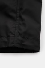 Nahaufnahme der unteren Saumkante der Ami Paris Jacke schwarz aus hochwertiger Microfaser mit regulierbarer Saumweite und glattem Griff.