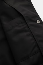 Nahaufnahme der Innentasche der Ami Paris Jacke schwarz aus hochwertiger Microfaser mit glattem Griff und Druckknopfverschluss.
