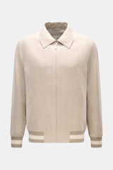 Ché Blouson 'Benito' beige meliert, frontal fotografiert, aus leicht griffigem reinem Leinen mit Slim Fit, Umlegekragen, robustem Reißverschluss, paspelierte Fronttaschen, elastischen Saum- und Ärmelbündchen, halb gefüttert und zwei Innentaschen.