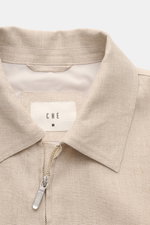 Nahaufnahme des Kragens und robusten Reißverschlusses des Ché Blouson 'Benito' beige meliert aus leicht griffigem, reinem Leinen mit Umlegekragen.