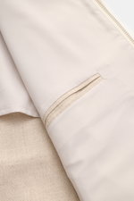 Nahaufnahme des Ché Blouson 'Benito' beige meliert von vorne, zeigt die paspelierte Fronttasche und das leichte Leinenmaterial.