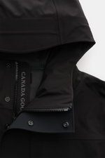 Nahaufnahme der Kapuze und des Zwei-Wege-Reißverschlusses der schwarzen Canada Goose Jacke 'Rupert' mit wasserdichtem, glattem Microfaserstoff.