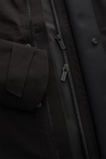 Nahaufnahme der Canada Goose Jacke 'Rupert' schwarz von innen, zeigt Zwei-Wege-Reißverschluss, Ärmelbündchen und Windblende.