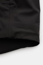 Nahaufnahme vom unteren Saum der Canada Goose Jacke 'Rupert' schwarz aus glattem, wasserdichtem Microfaserstoff mit verstellbarer Saumweite.