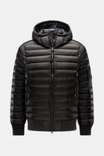 C.P. Company Daunenblouson schwarz, frontal fotografiert mit wasserabweisender Ripstop-Oberfläche, ultraleichter Daunenwattierung, Kapuze, Slim Fit, Zipper-Taschen.