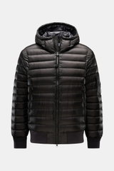 C.P. Company Daunenblouson schwarz, frontal fotografiert mit wasserabweisender Ripstop-Oberfläche, ultraleichter Daunenwattierung, Kapuze, Slim Fit, Zipper-Taschen.