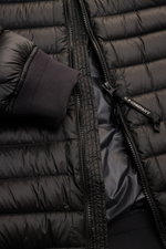 C.P. Company Daunenblouson schwarz aus wasserabweisender Ripstop-Microfaser mit ultraleichter Daunenwattierung, Reißverschluss und elastischem Ärmelbündchen, Detailaufnahme frontal.