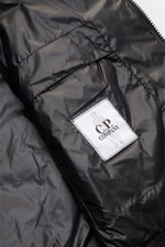Innenansicht des C.P. Company Daunenblouson schwarz, Detailaufnahme der wasserabweisenden Ripstop-Microfaser, Innentasche mit Logo-Patch.